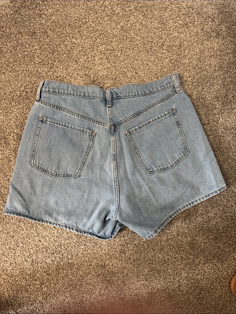 Old Navy high-Rise Curvy Baggy Shorts in Light Wash Denim - Picture 3 of 3